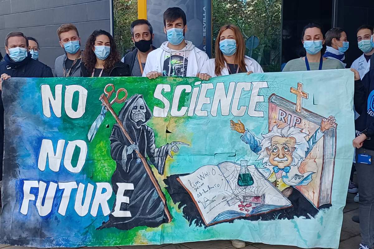 Investigadores de una fundación pública de la Junta de Andaluca sostienen una pancarta durante una protesta, esta semana, para pedir la aprobación de su convenio colectivo (Foto: CCOO).